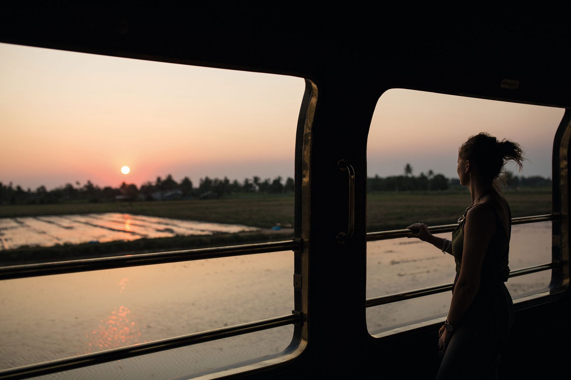 Soleil couchant sur les rizières dans le train