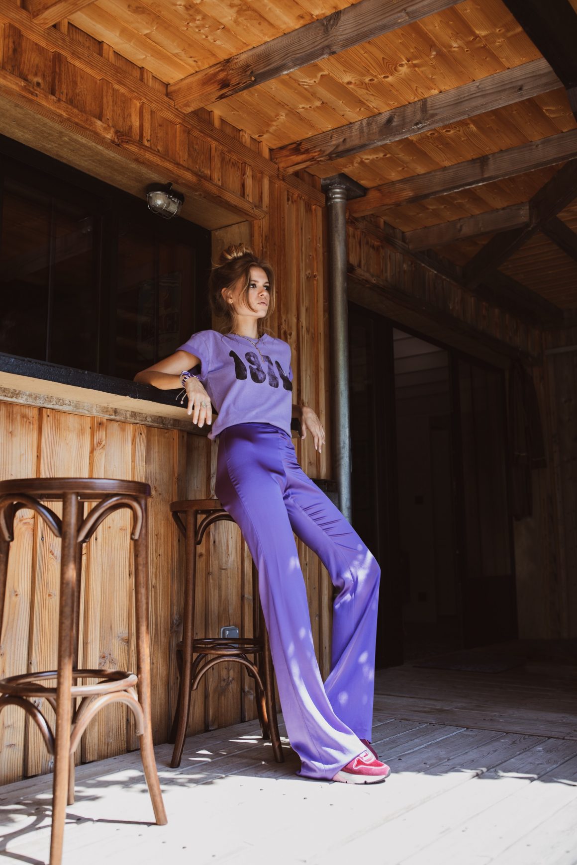 Look violet en tee-shirt Newtone et pantalon DMN