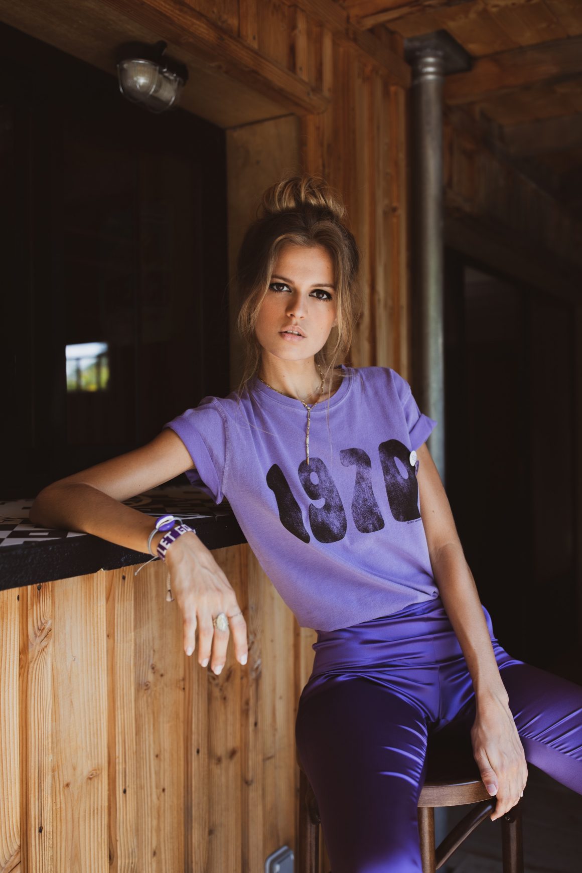 Look violet en tee-shirt Newtone et pantalon DMN