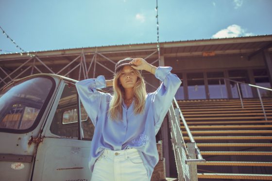 L’élégance satinée de la blouse DMN