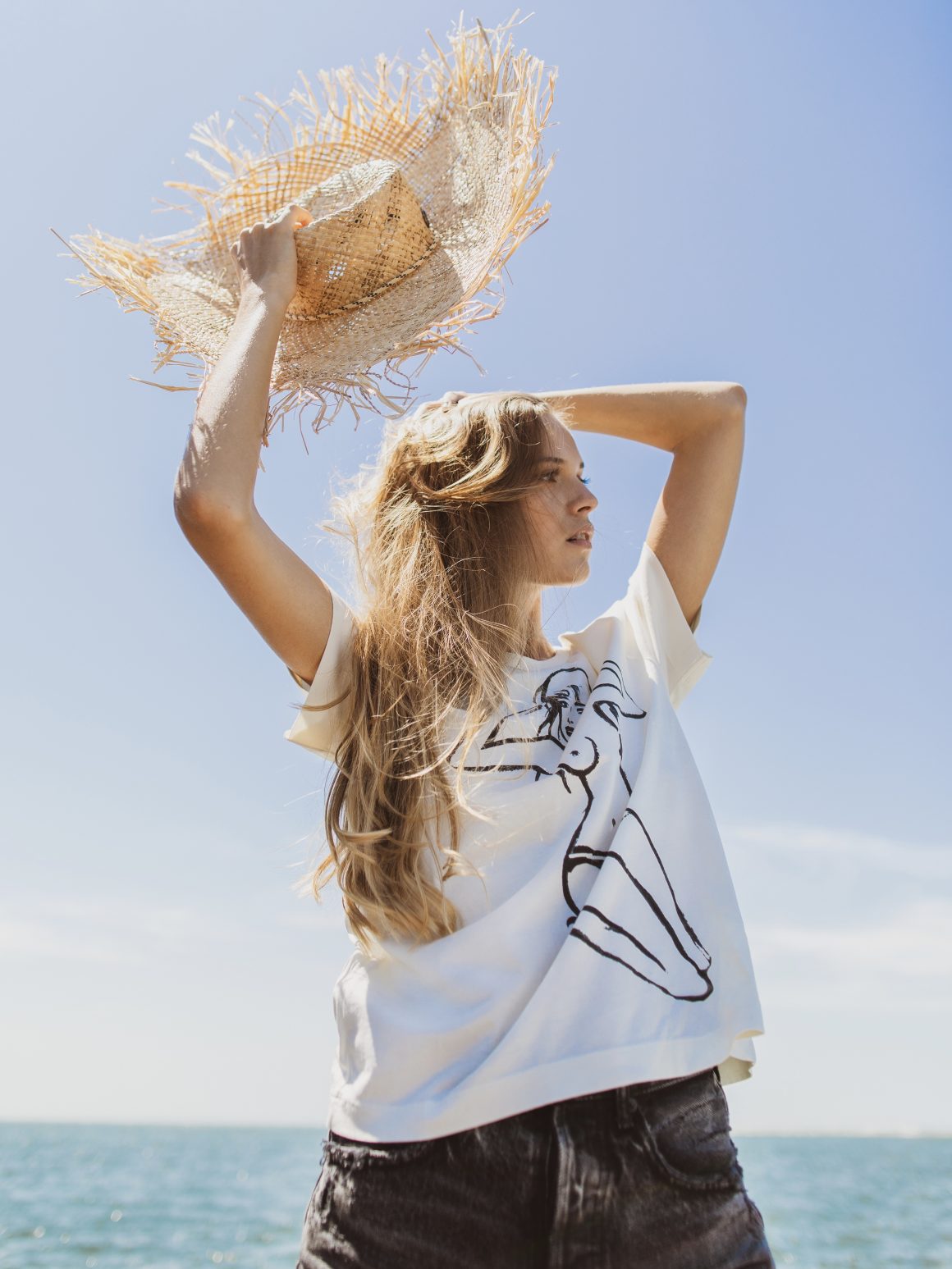 Tee-shirt G.Kero, chapeau Maison Michel et short Moussy Vintage