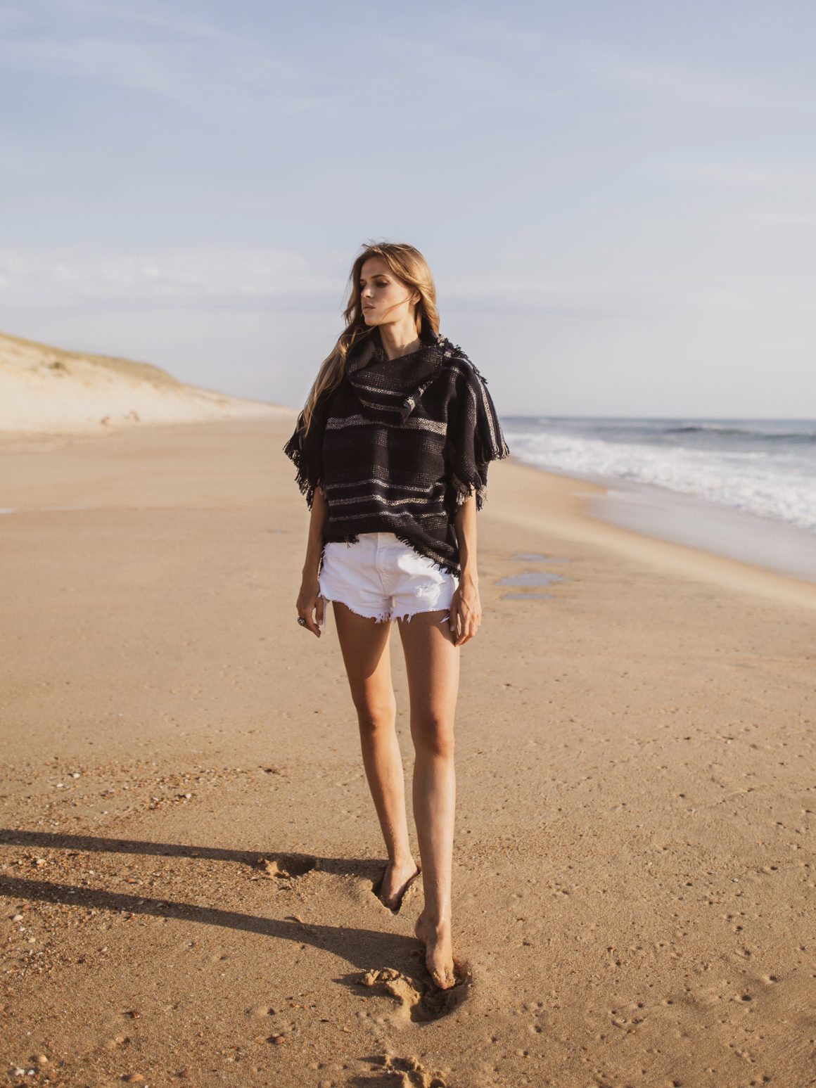 Poncho Marant Étoile et short en jean Moussy Vintage