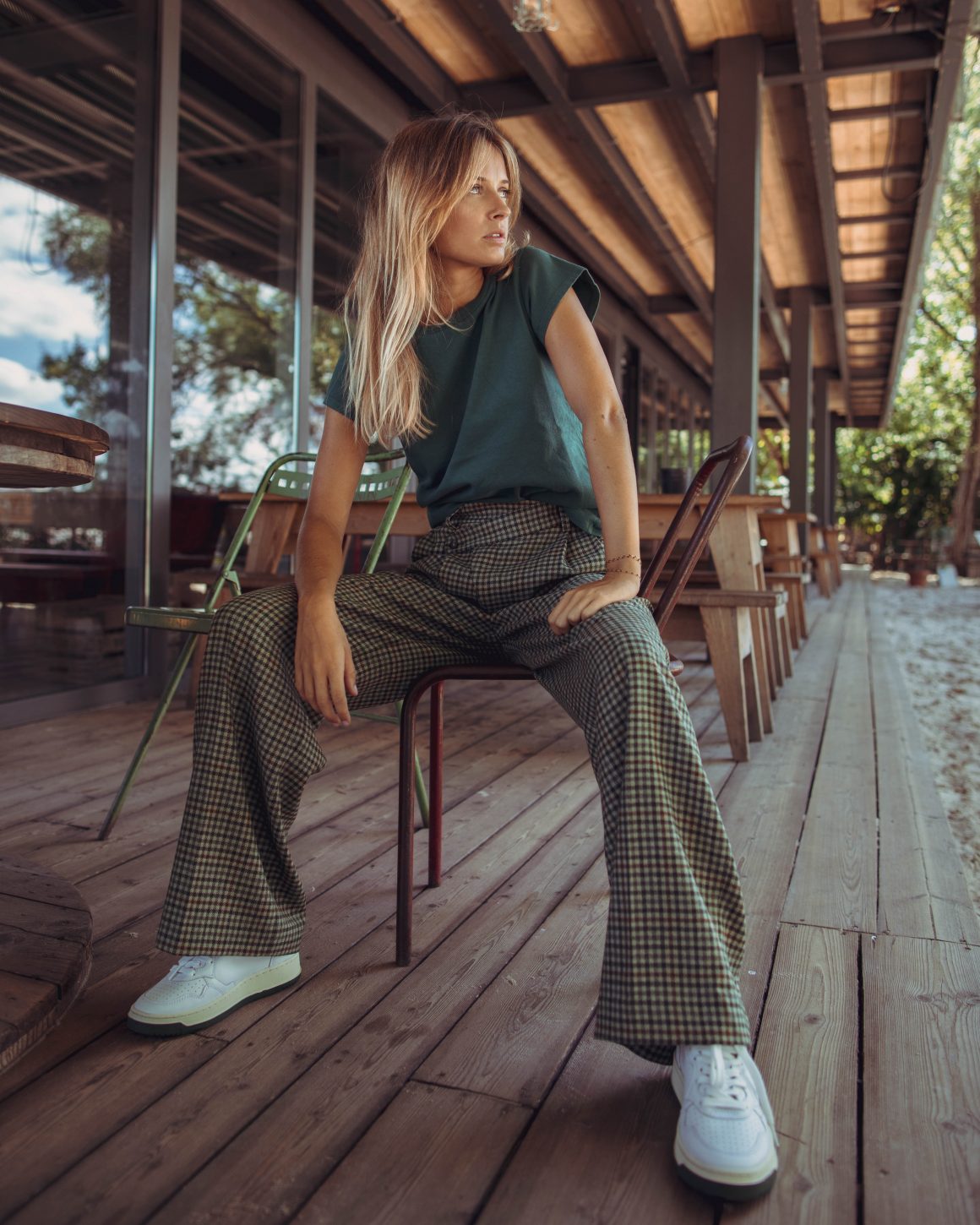 Pantalon Margaux Lonnberg et baskets Autry
