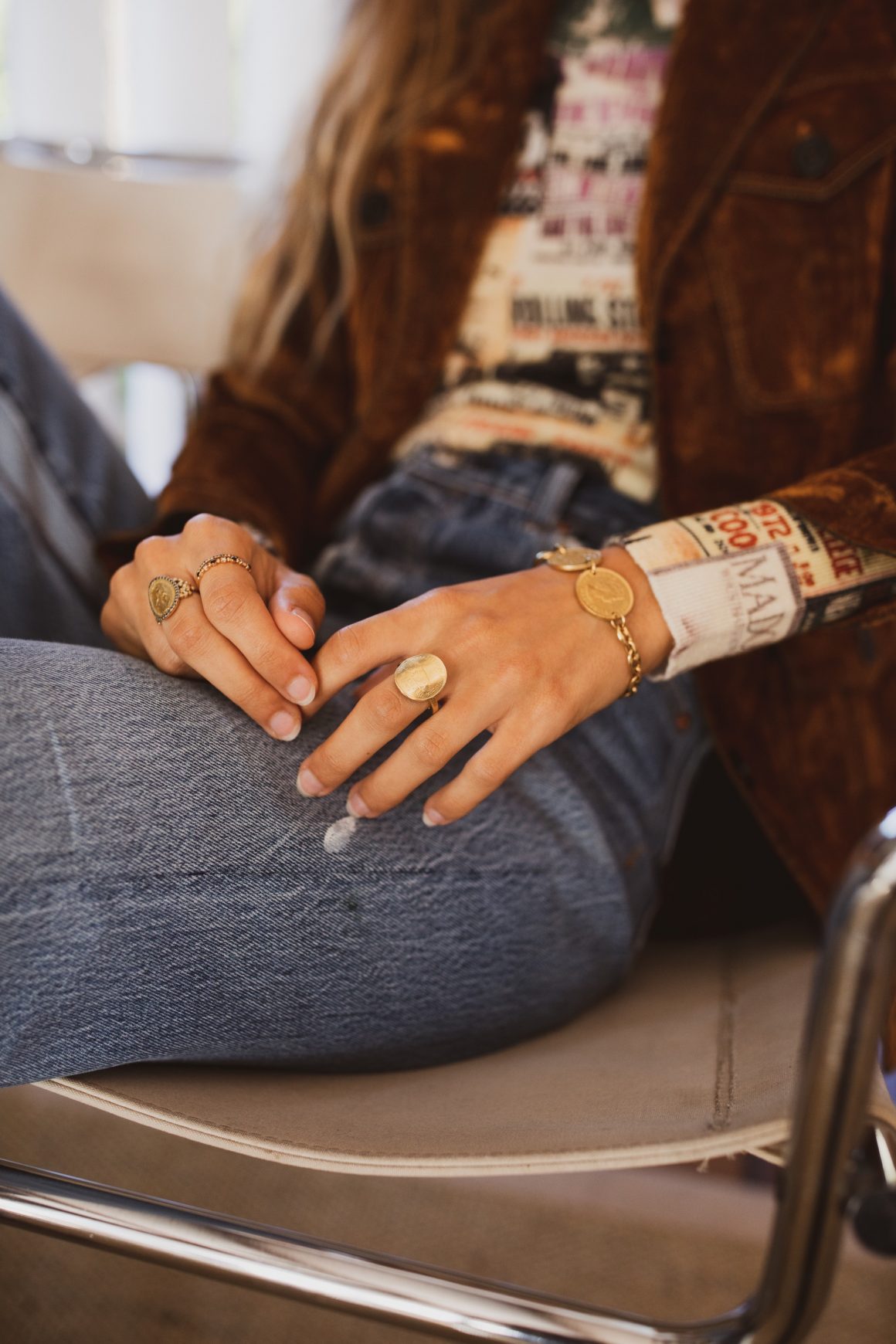 Veste True Royal, pull Printed Artworks, jean RE/DONE et bijoux Tant d'Avenir