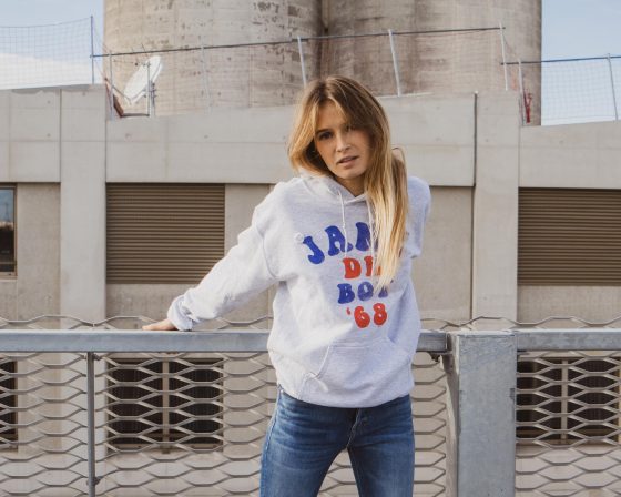 Fan des sixties avec le hoodie Newtone x Jane de Boy