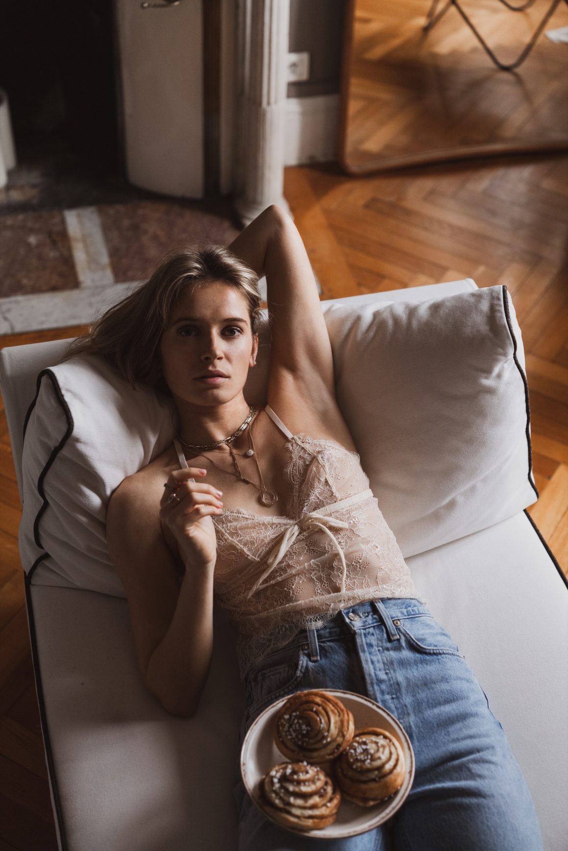Une brassière Love Stories portée avec un jean slim Agolde