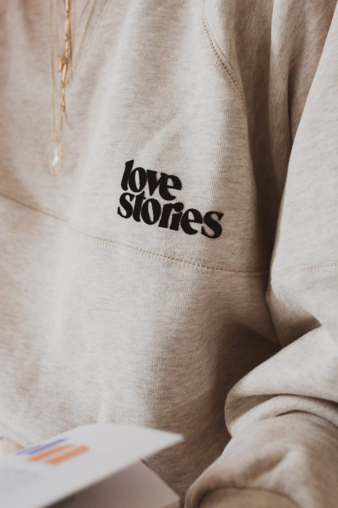 Flocage noir « Love Stories » sur le sweat Boris Oatmeal
