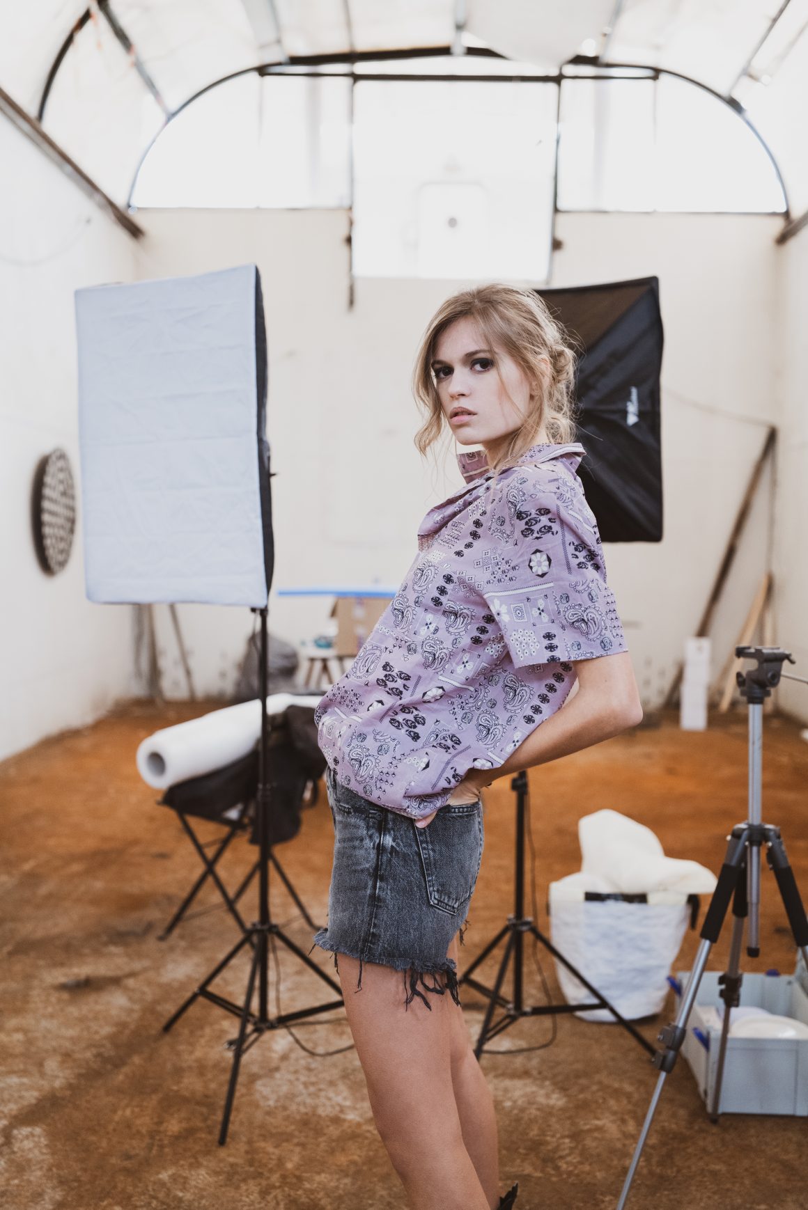 Chemise IRO, short en jean Moussy Vintage et boots King Tartufoli