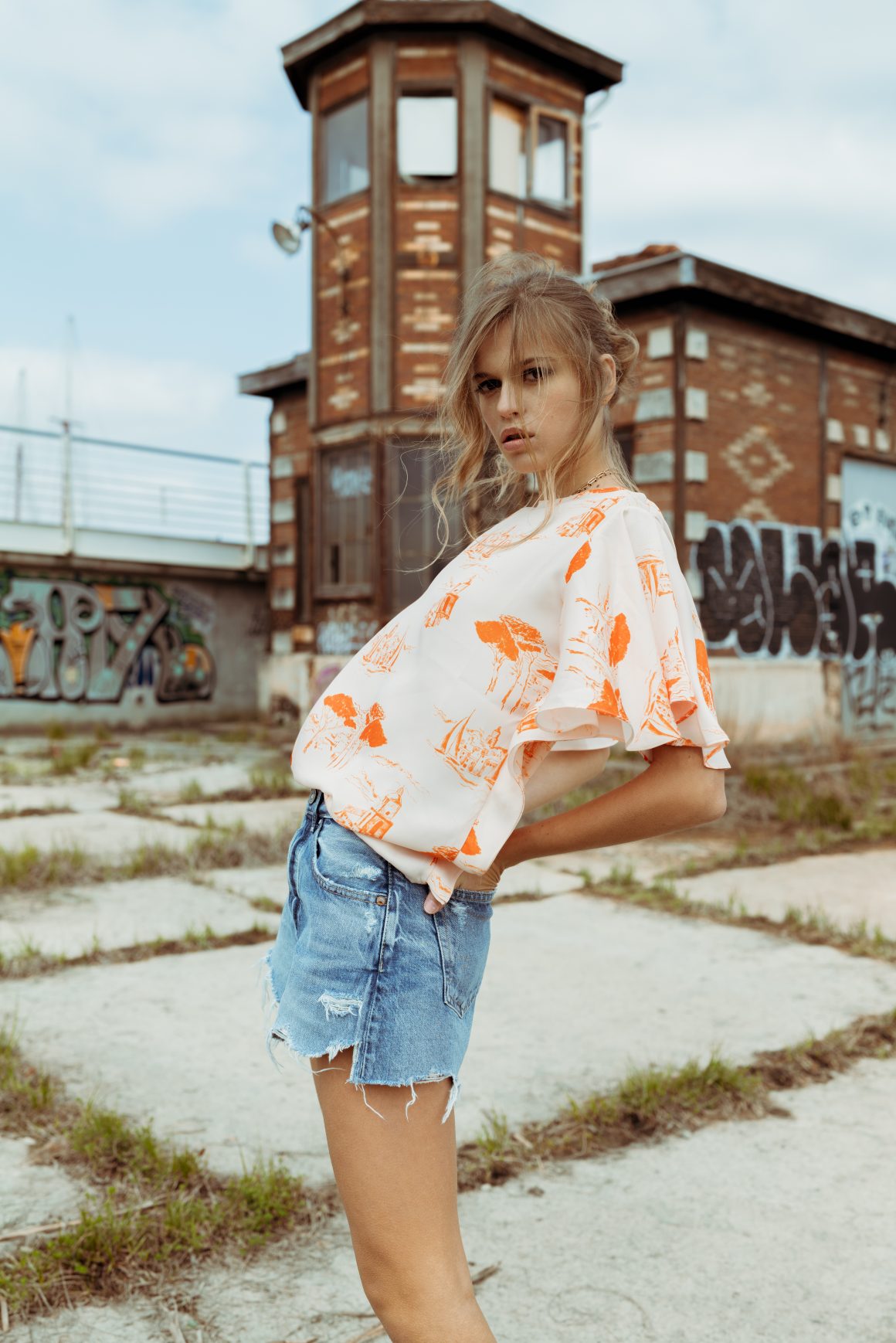 Short en jean Moussy Vintage, top Modetrotter et boots Mexicana