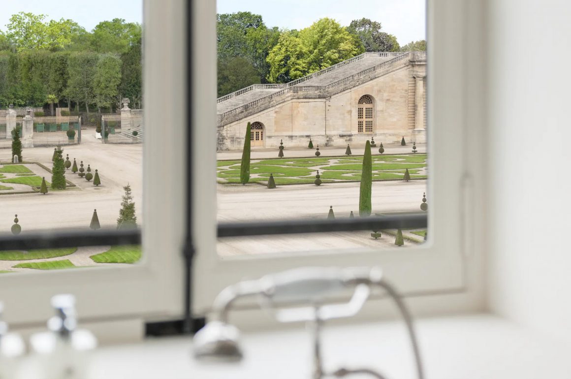 Vue sur les jardins du Château de Versailles depuis le Grand Contrôle Hotel