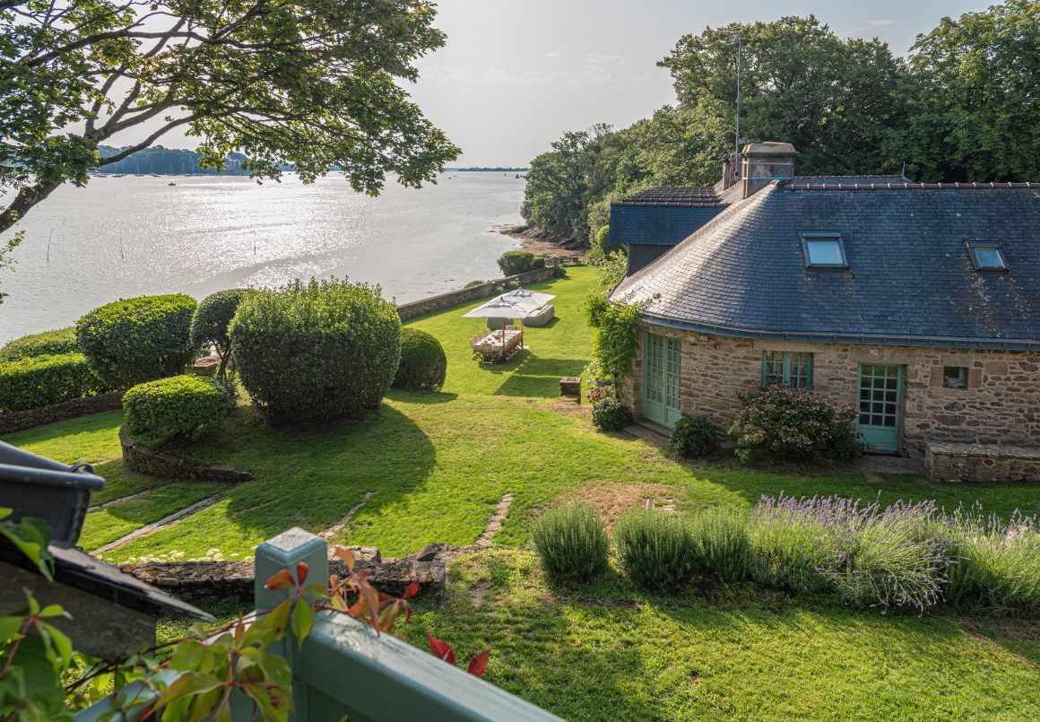 Jardins de la villa sur l'Ile d'Iris