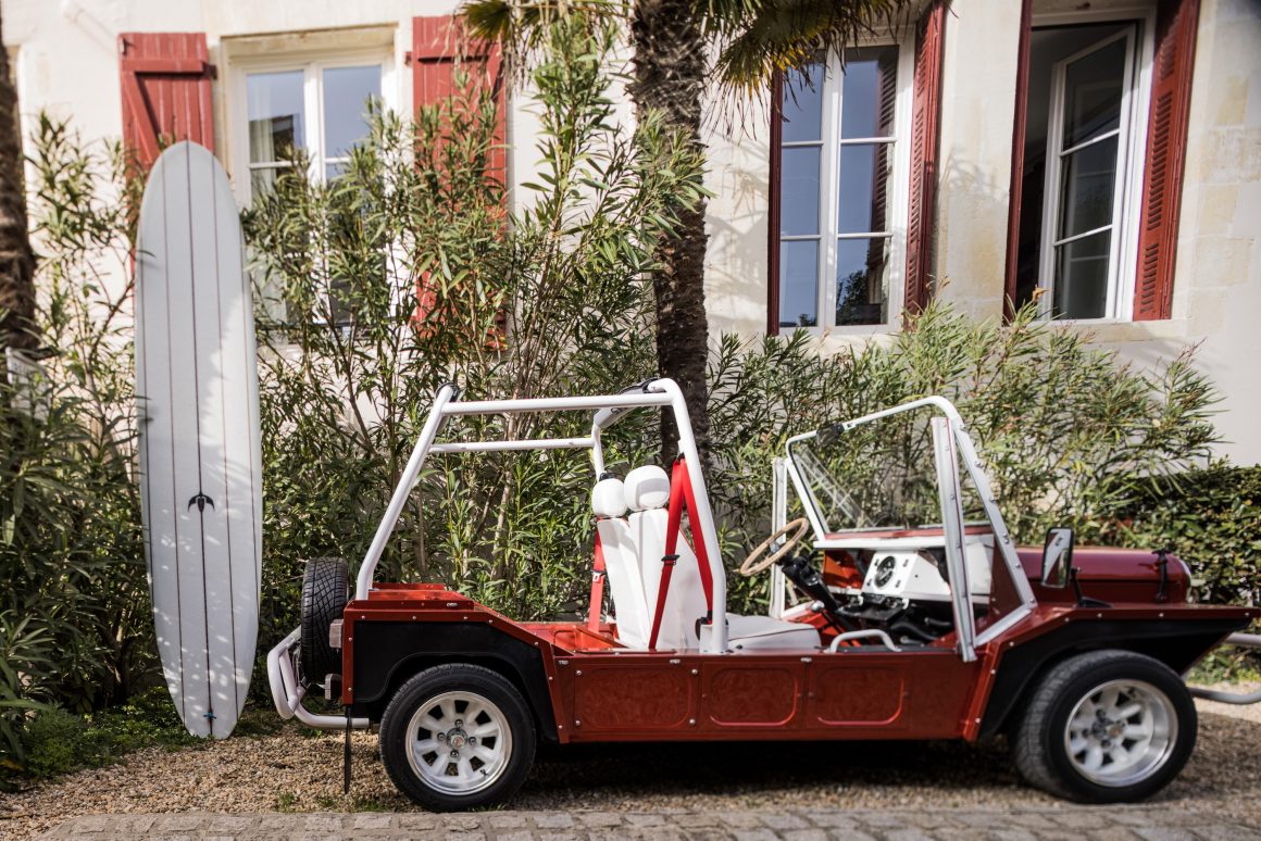 Une voiturette devant l'Hôtel Saint Julien