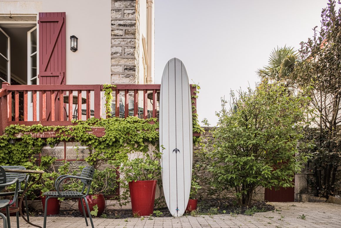 Une planche de surf devant l'Hôtel Saint Julien