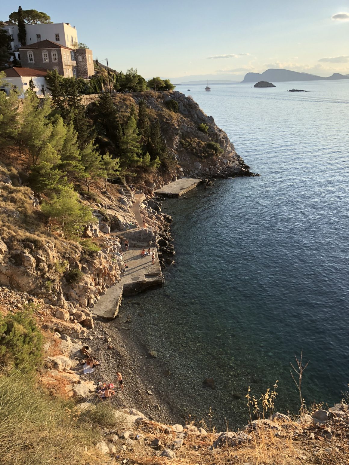 Une crique sur l'île Hydra en Grèce