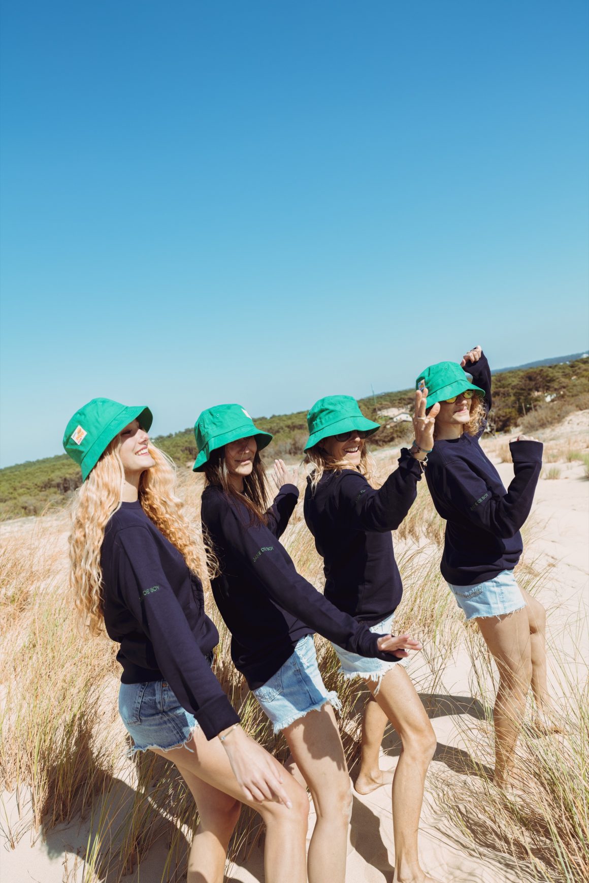 Les filles Jane de Boy en tenue d'été sur la plage