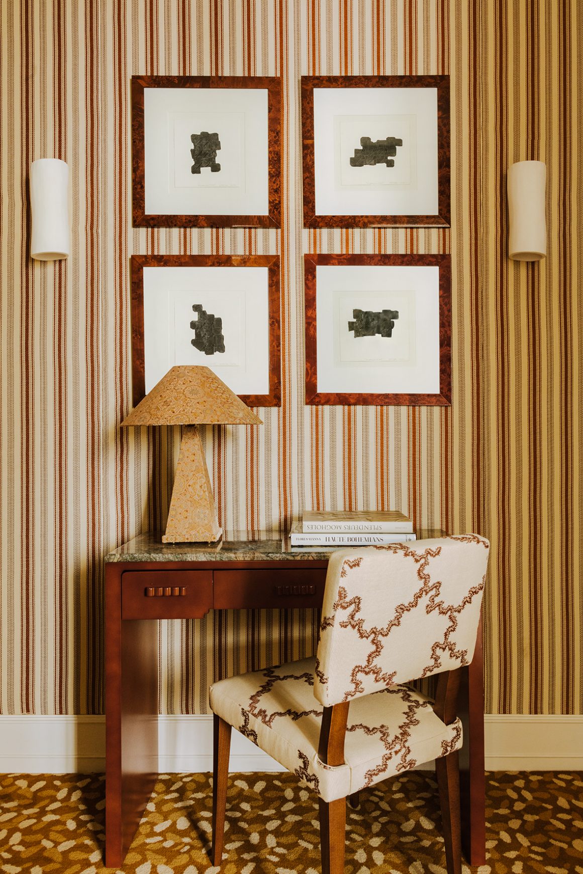 Un bureau secrétaire de l'Hôtel Saint-James à Paris