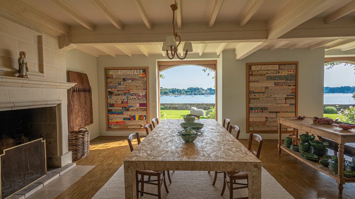 Salle à manger de la villa sur l'Ile d'Iris