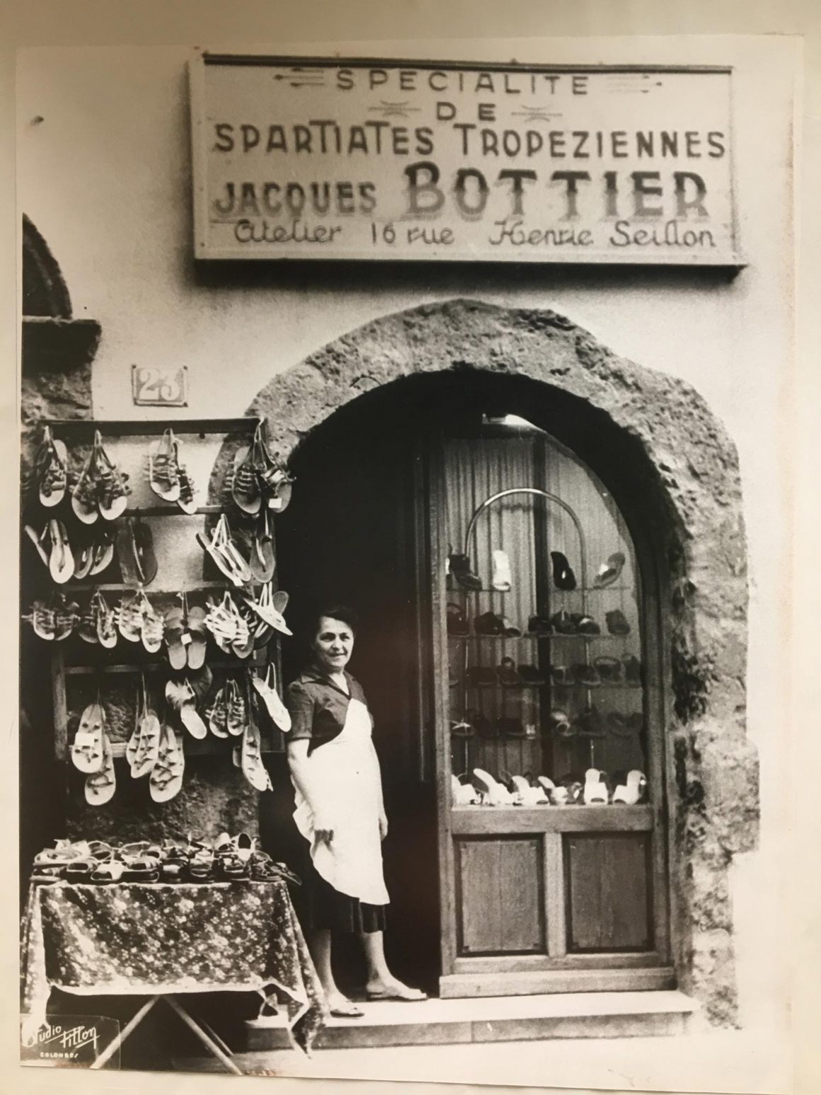 Elise Keklikian face à la boutique K.Jacques rue Allard