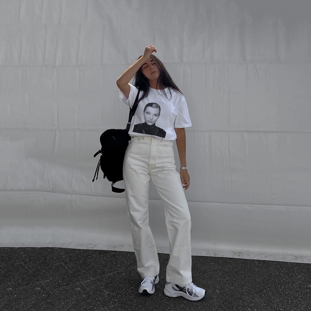 @flavia.ae porte le tee-shirt Kate Moss x Anine Bing