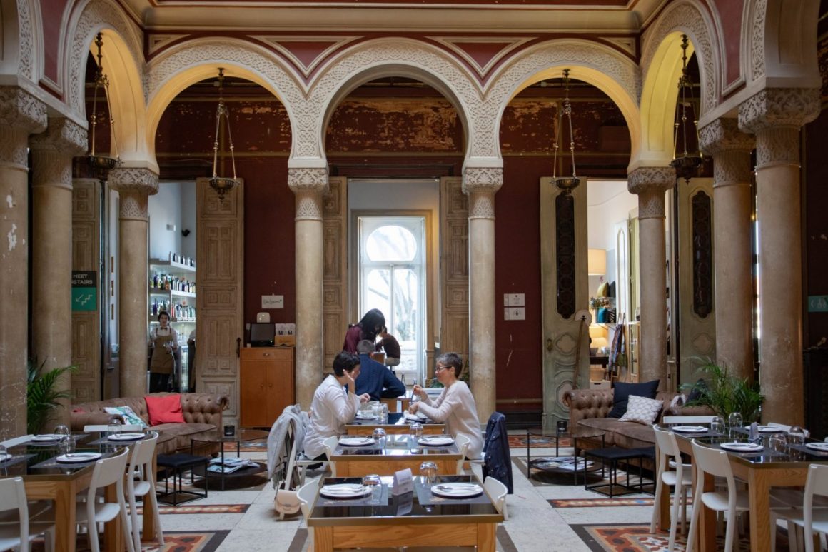 L'espace café-restaurant d'Embaixada à Lisbonne