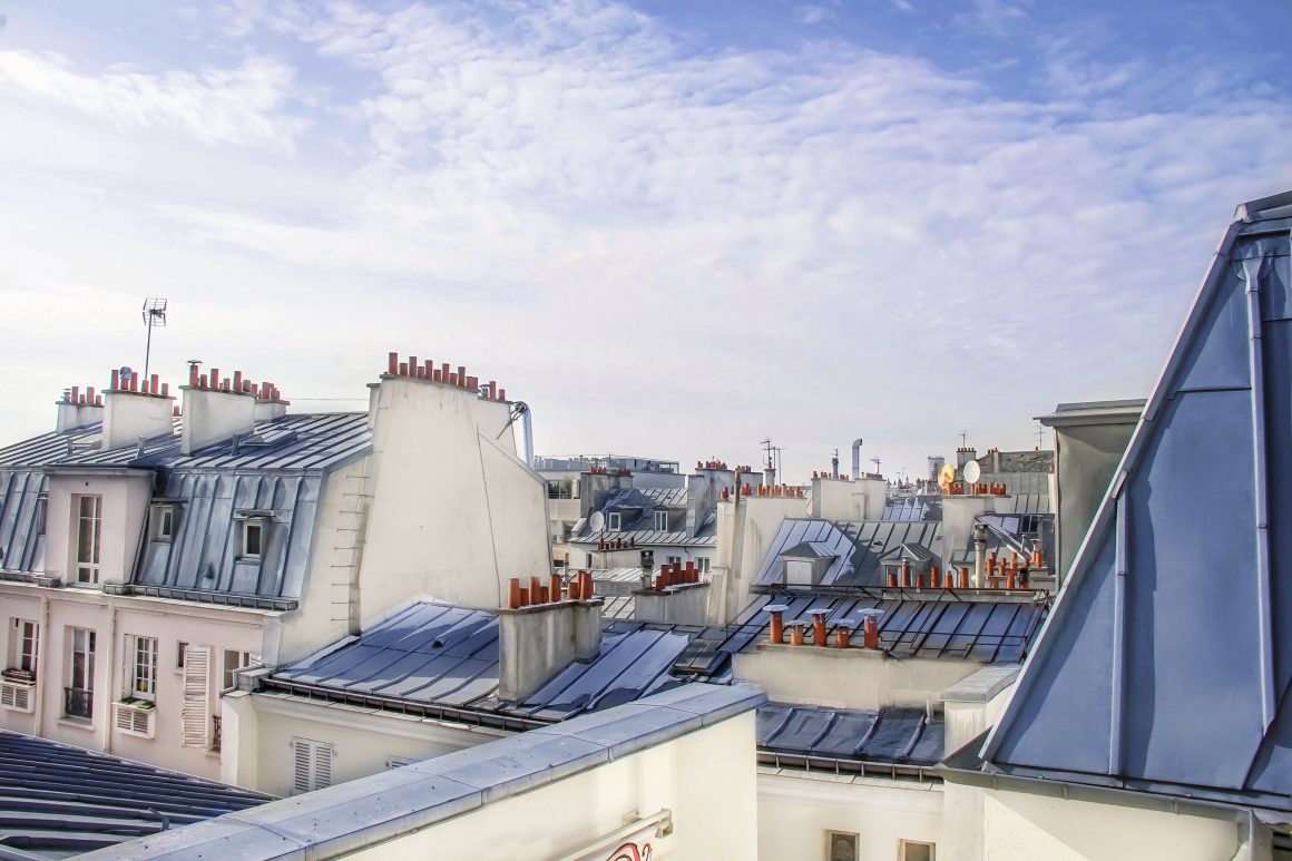 Vue sur les toits de Paris depuis l'hôtel Maison Mère
