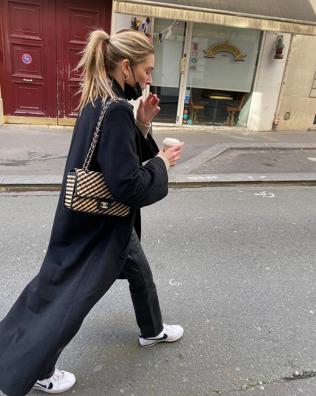 Camille Charrière porte un manteau long