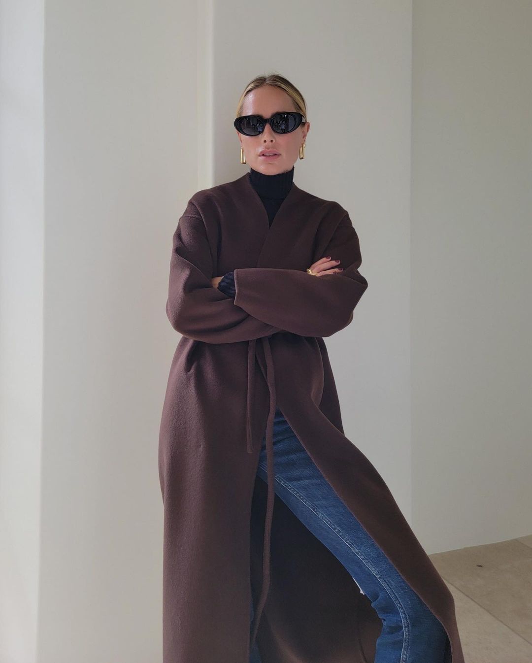 Anine Bing porte un manteau long