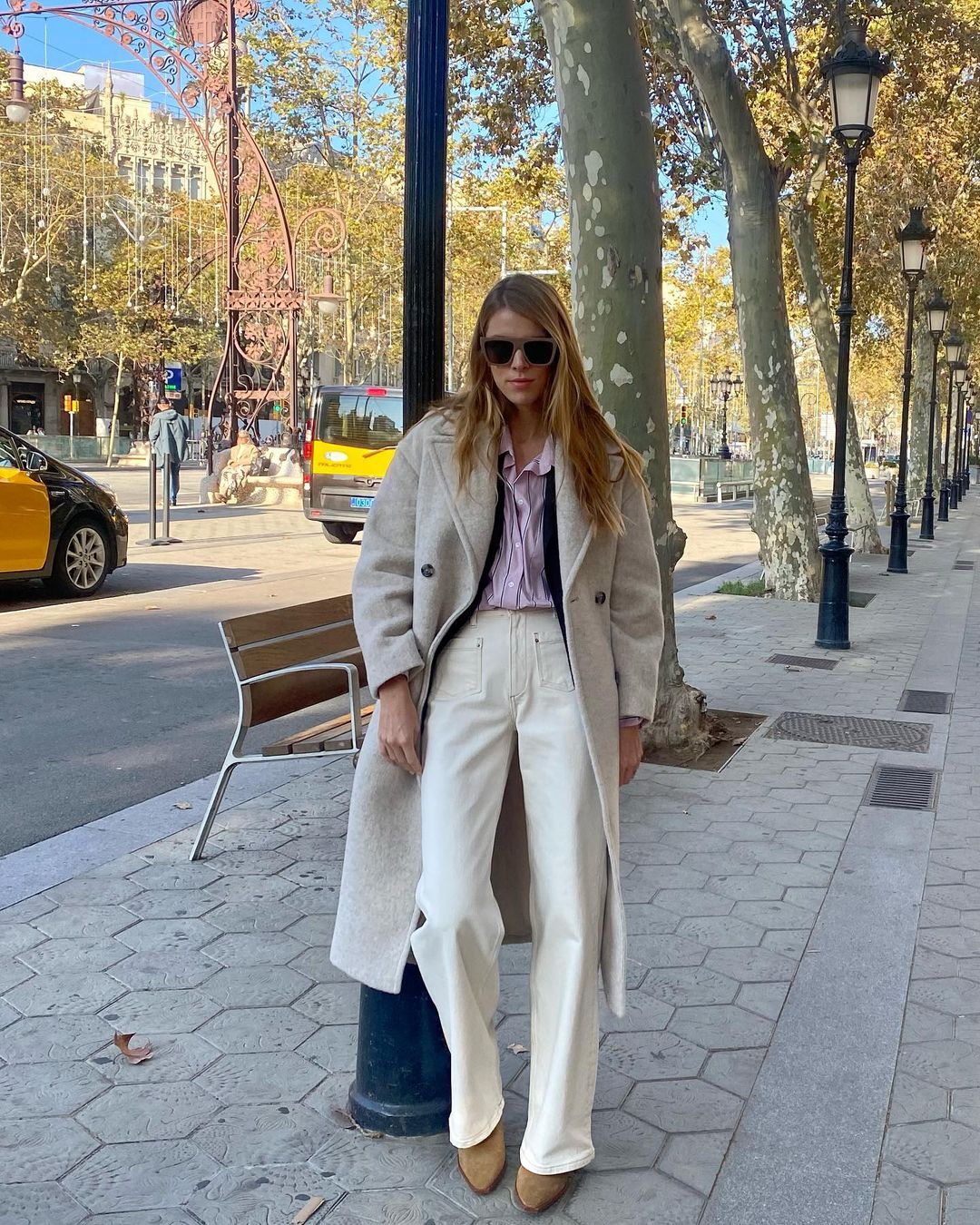 Monica de la Villardière porte un manteau long