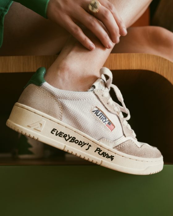 Zoom sur les baskets Medalist low signées Autry
