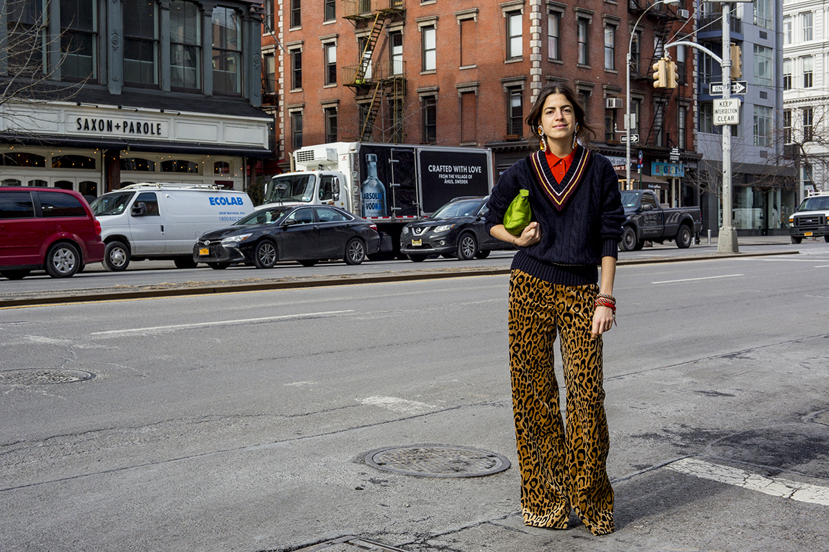 Leandra Medine en pantalon léopard