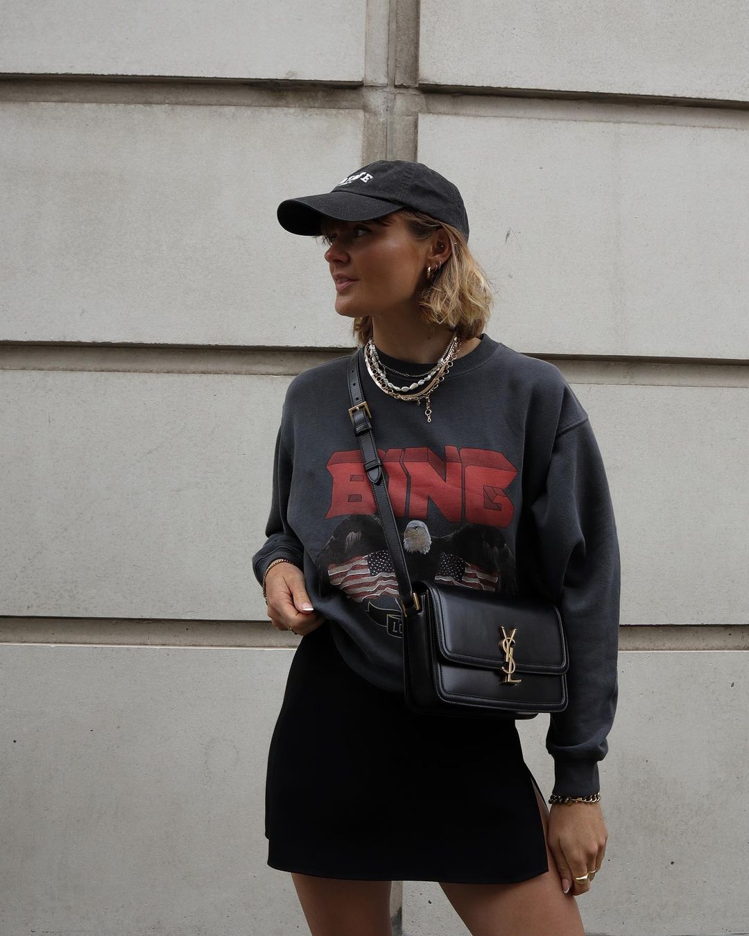 Millie Holmes porte un sweat Anine Bing