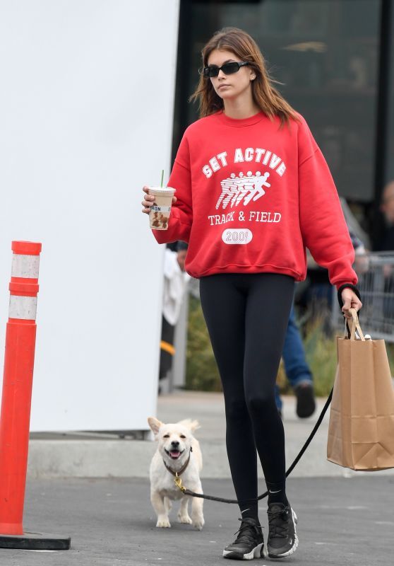 Kaia Gerber porte un sweat-shirt rouge