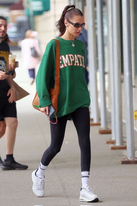 Bella Hadid porte un sweat-shirt vert